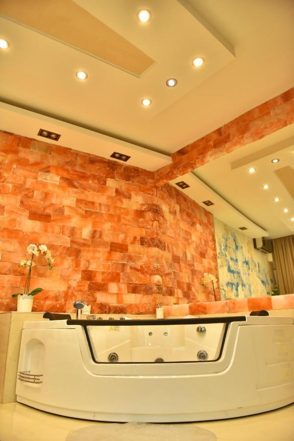 Design Apartment Premium Spa Lux 4 Star "Dubai" Completely Private Wellness & Spa Free Included Sauna & Jacuzzi & Salt Wall & Fire Place & 3D Ceilings & Business Wifi & Netflix & Keyless Code Entry & Full Smart App & Secure 2 Parking Place Чуприя Экстерьер фото